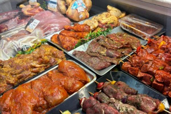 Vitrine de Viandes Marinées et Brochettes
