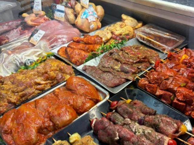 Vitrine de Viandes Marinées et Brochettes